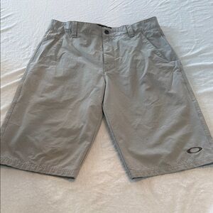 Oakley Performance Chino Golf shorts men’s size 33
Light gray